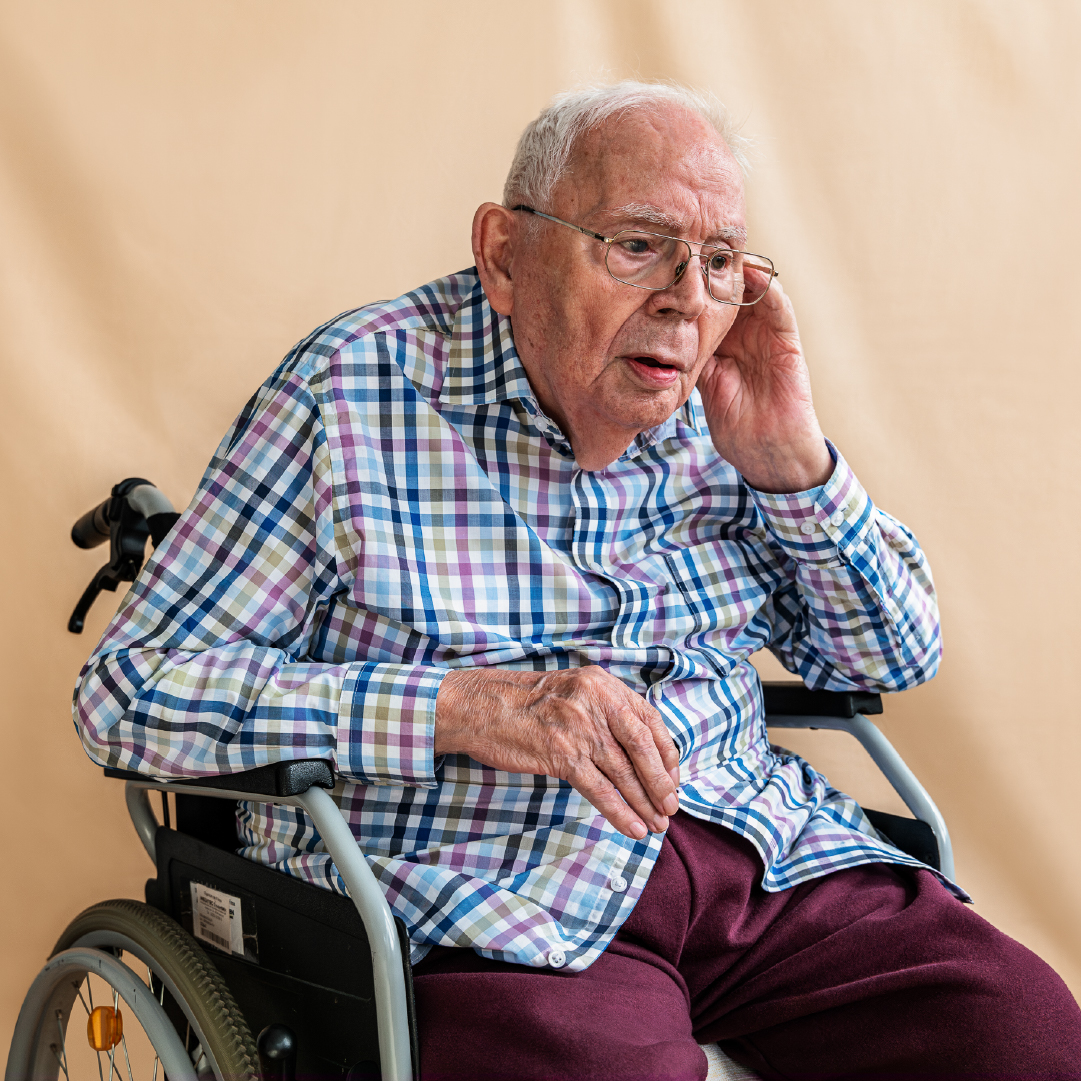 Bewohner des Seniorenheim Haus Versetal vor einem gelben Hintergrund