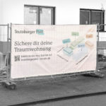 Baustellenbanner für den Teutoburger Platz Iserlohn, mit einer illustrativen Übersicht über die entstehenden Gebäude