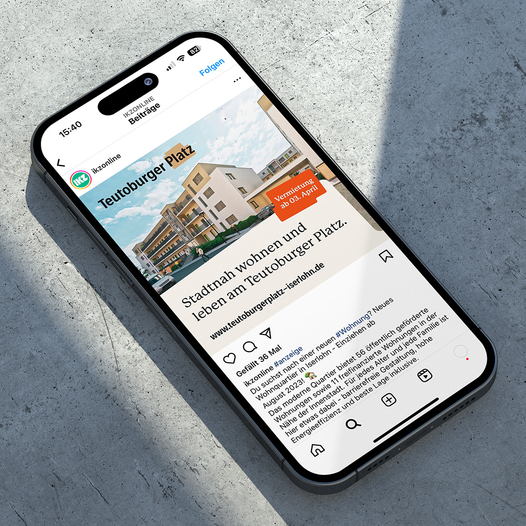 Ein Apple iPhone 15 Pro mit der Instagram Anzeige für den Teutoburger Platz Iserlohn, auf dem Instagram Kanal des IKZ (Iserlohner Kreisanzeiger)
