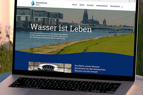 MacBook mit aufgerufener Website 