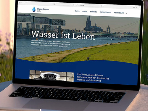 MacBook mit aufgerufener Website 