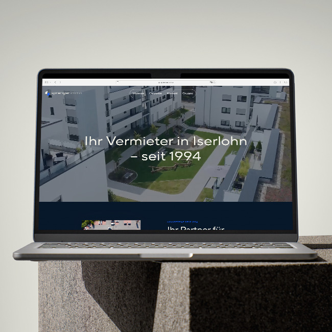 MacBook mit aufgerufener Website: sprenger.immo